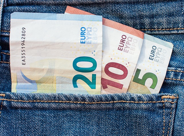 bankovky eur v kapse