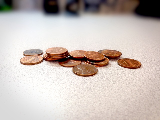 drobné mince na stole