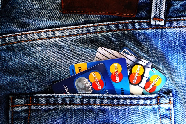 kreditky koukající z kapsy kalhot