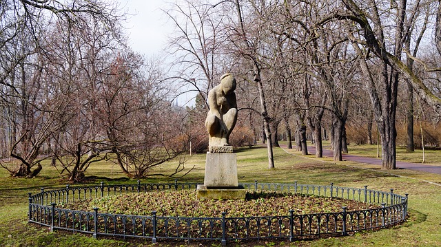 stromořadí a socha v pražském parku.jpg