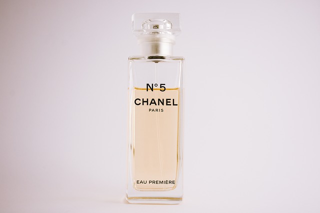přepychový parfém známé značky